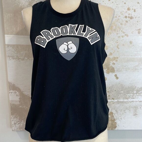 F45 BROOKLYN ARMLESS Tee - Picture 1 of 5
